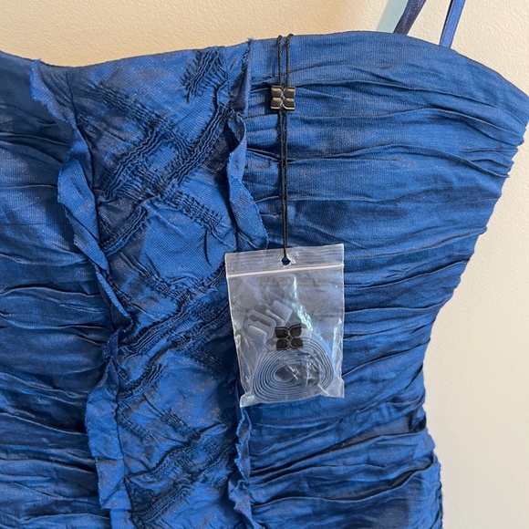 *new* vintage bcbg blue satin bandage strapless mini dress - blue, size 2 - Picture 3 of 4